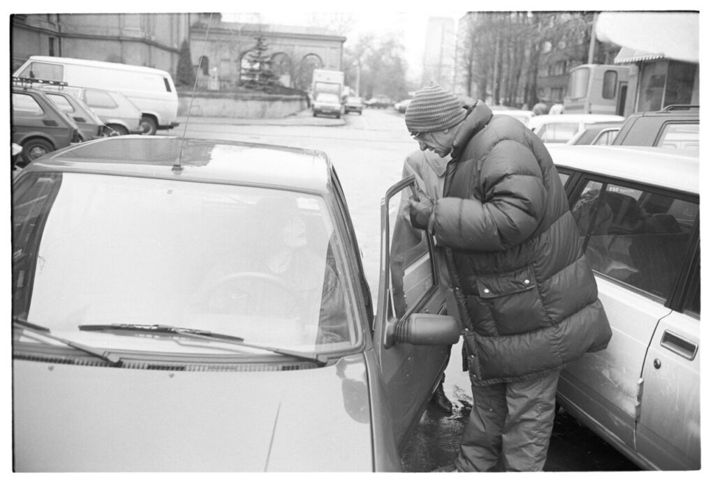 Krzysztof Kieślowski on set by the car of "Blondynka". This scene did not appear in te film.