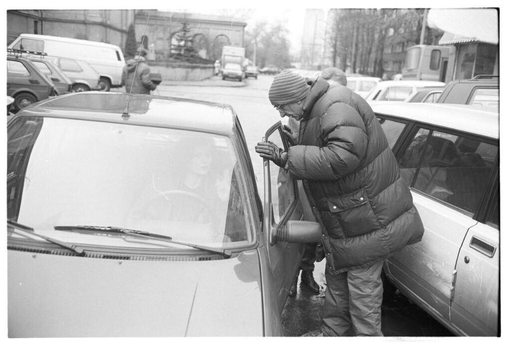 Krzysztof Kieślowski on set by the car of "Blondynka". This scene did not appear in te film.