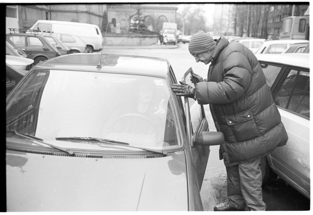 Krzysztof Kieślowski on set by the car of "Blondynka". This scene did not appear in te film.