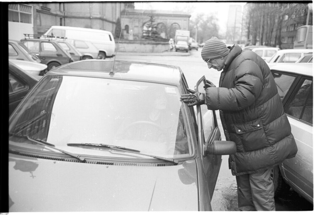 Krzysztof Kieślowski on set by the car of "Blondynka". This scene did not appear in te film.