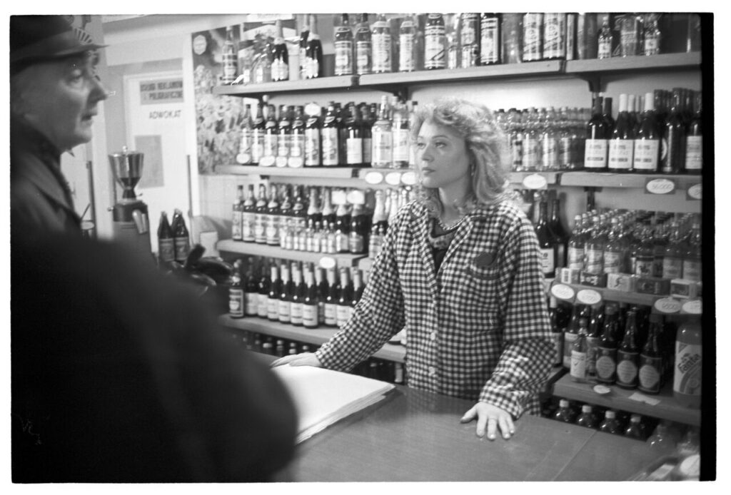 The interior of the shop where Karol intends to buy alcohol for the farmer.