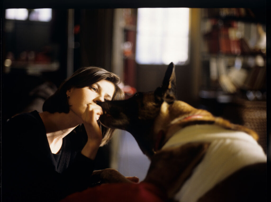 Lekarka weterynarii (Marion Stalens) opatruje psa, którego Valentine potrąciła swoim samochodem.