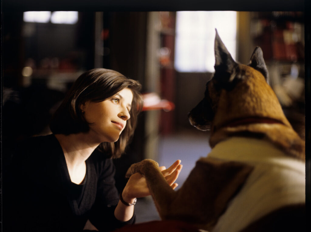 Lekarka weterynarii (Marion Stalens) opatruje psa, którego Valentine potrąciła swoim samochodem.