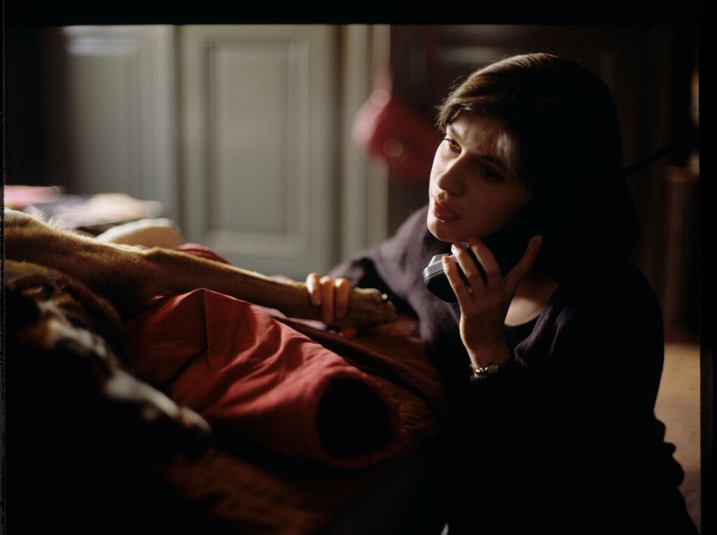 Lekarka weterynarii (Marion Stalens) opatruje psa, którego Valentine potrąciła swoim samochodem.