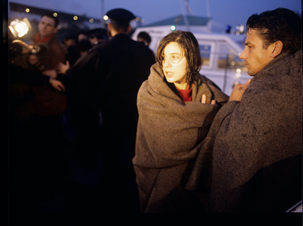 Valentine (Irène Jacob) i Auguste (Jean-Pierre Lorit) jako rozbitkowie uratowani po katastrofie promu płynącego do Anglii.