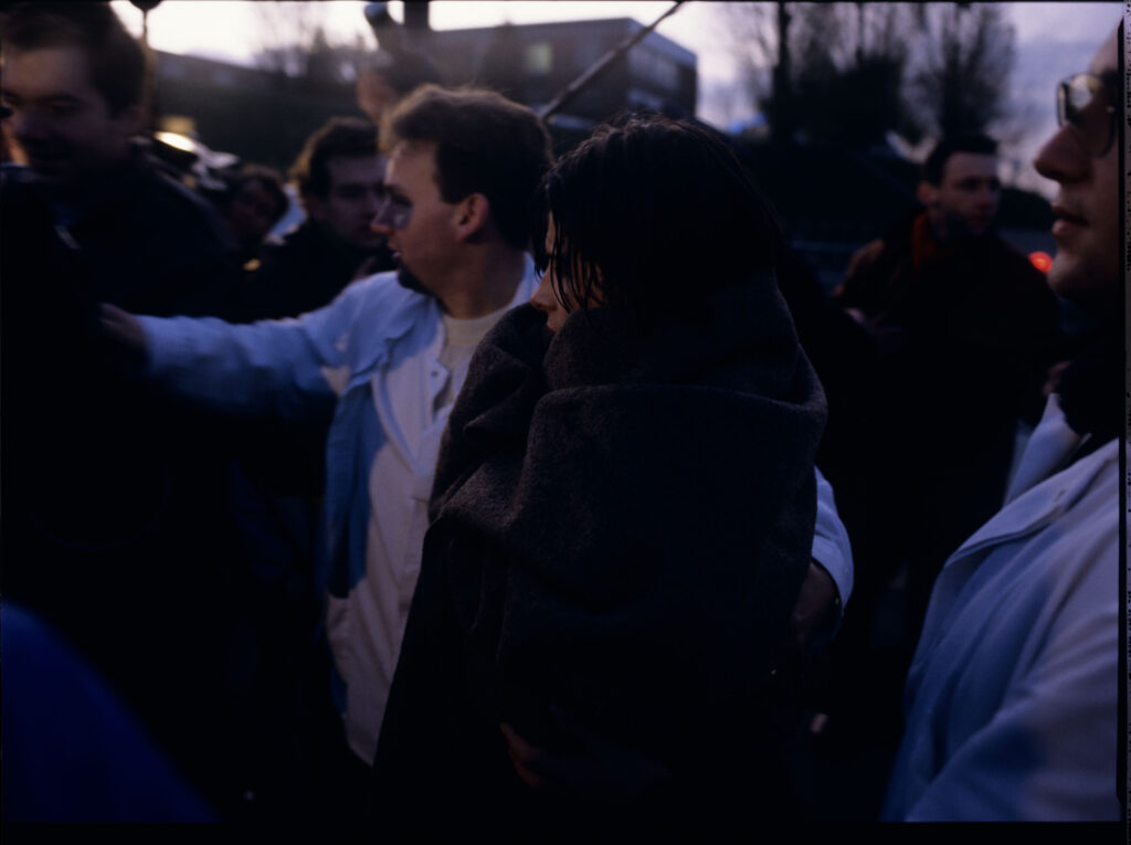 Kręcenie sceny akcji ratunkowej po katastrofie promu płynącego do Anglii. Na zdjęciu Irène Jacob jako Julie Vignon.
