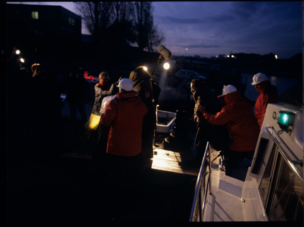 Ekipa na planie filmowym podczas kręcenia sceny akcji ratunkowej po katastrofie promu płynacego do Anglii.