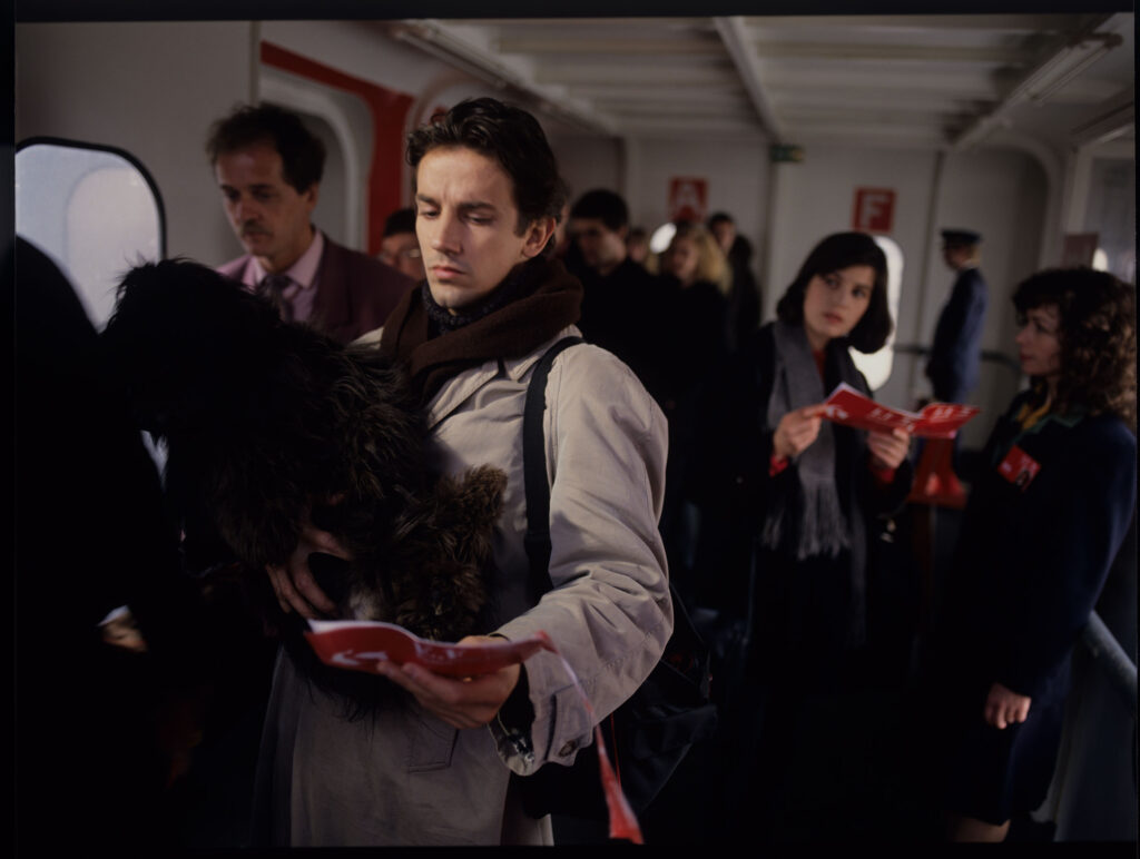 Valentine (Jacob) szuka swojego miejsca na promie, którym udaje się do Anglii. Na pierwszym planie Bruner (Lorit).