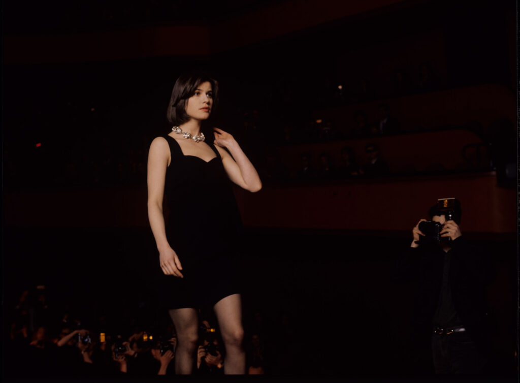 Fotos przedstawiający Valentine (Irène Jacob) podczas pokazu mody.