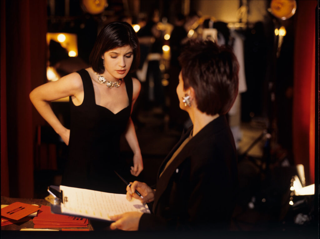 Valentine (Irène Jacob) przygotowująca się do pokazu mody.