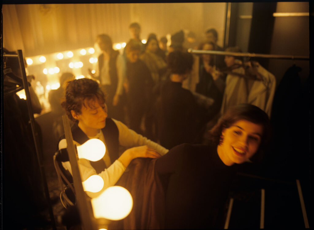 Valentine (Irène Jacob) przygotowująca się do pokazu mody.