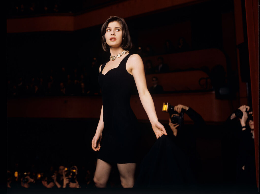 Valentine (Irène Jacob) podczas pokazu mody.