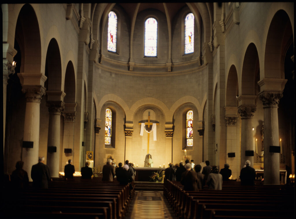 Wnętrze kościoła, do którego Valentine wbiegła w poszukiwaniu psa.