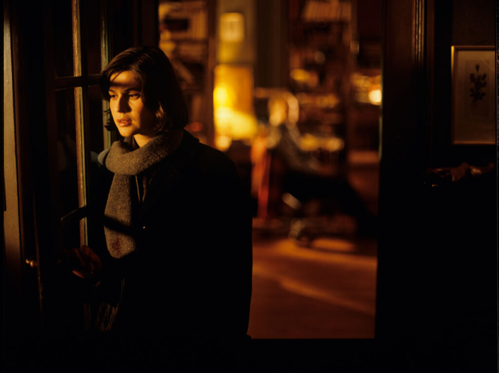 Valentine (Irène Jacob) wychodząca z mieszkania emerytowanego sędziego Josepha Kerna (Jean-Louis Trintignant).
