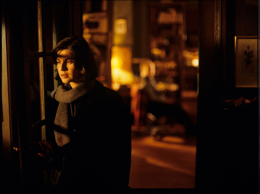Valentine (Irène Jacob) wychodząca z mieszkania emerytowanego sędziego Josepha Kerna (Jean-Louis Trintignant).
