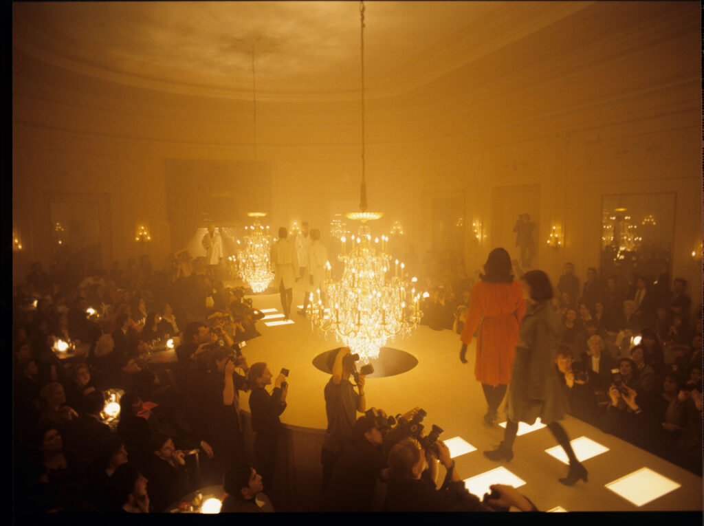 Pokaz mody, w którym bierze udział Valentine, główna bohaterka filmu (Irène Jacob).