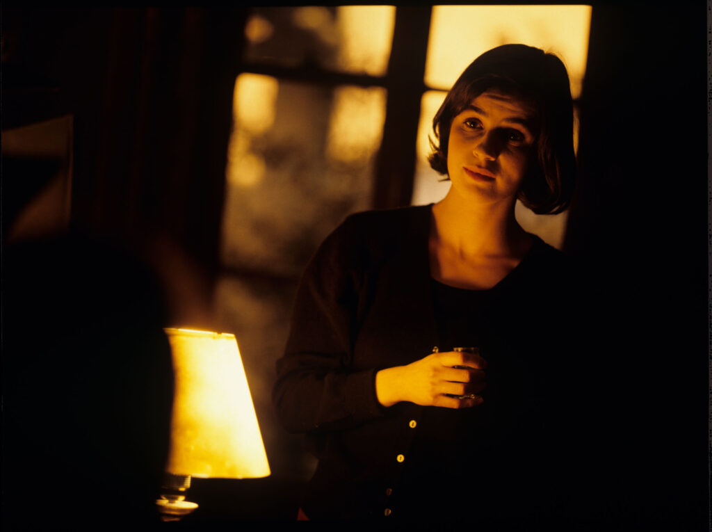 Główna bohaterka filmu Valentine (Irène Jacob) w mieszkaniu emerytowanego sędziego Josepha Kerna.