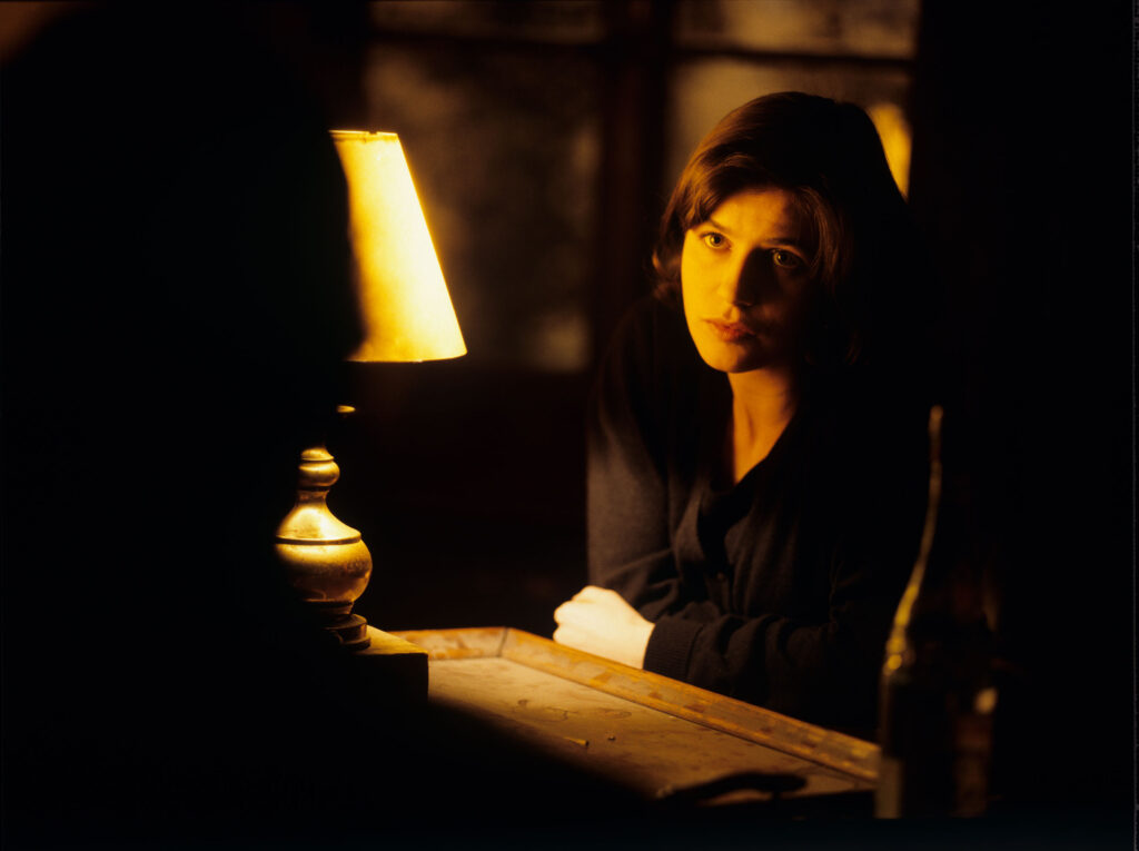Główna bohaterka filmu Valentine (Irène Jacob) w mieszkaniu emerytowanego sędziego Josepha Kerna.