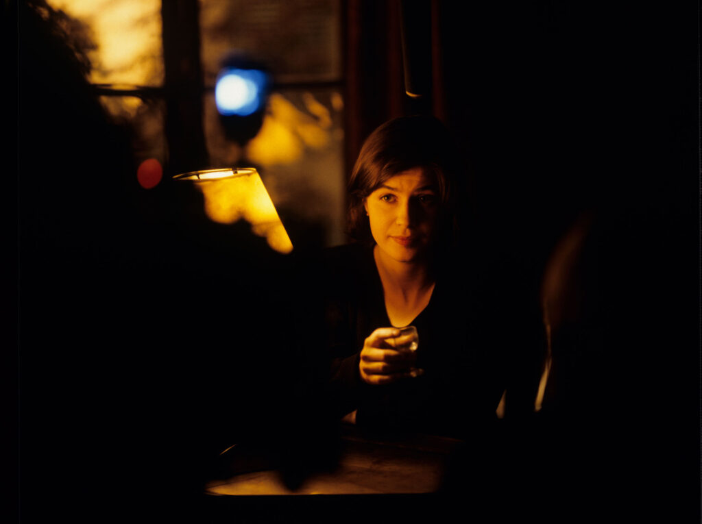 Główna bohaterka filmu Valentine (Irène Jacob) w mieszkaniu emerytowanego sędziego Josepha Kerna.