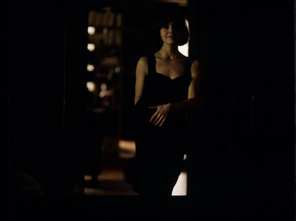 Główna bohaterka filmu Valentine (Irène Jacob) w mieszkaniu emerytowanego sędziego Josepha Kerna.