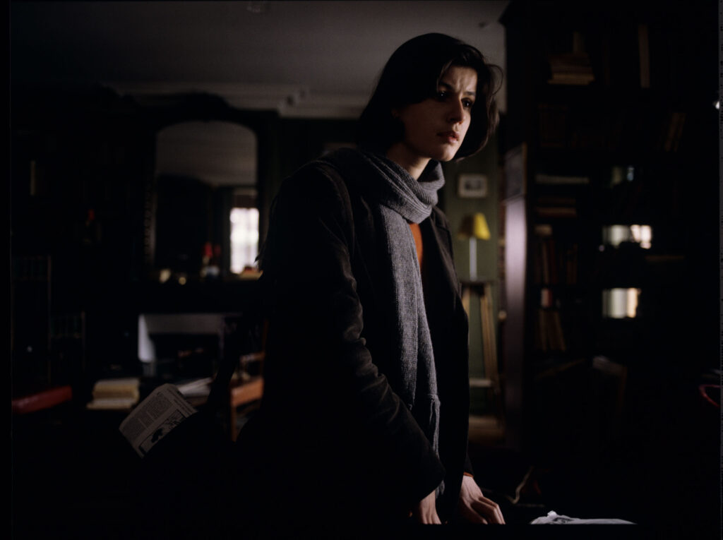 Główna bohaterka filmu Valentine (Irène Jacob) w mieszkaniu emerytowanego sędziego Josepha Kerna.