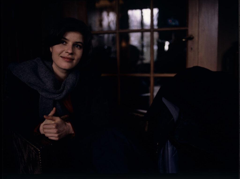 Główna bohaterka filmu Valentine (Irène Jacob) w mieszkaniu emerytowanego sędziego Josepha Kerna.