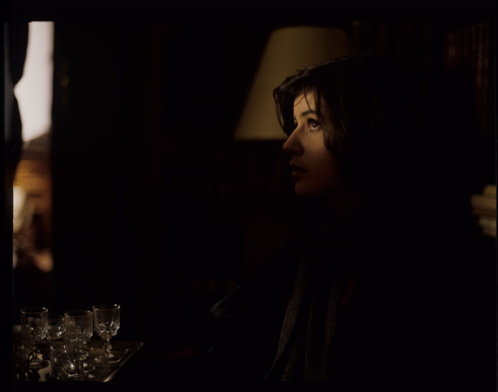 Główna bohaterka filmu Valentine (Irène Jacob) w mieszkaniu emerytowanego sędziego Josepha Kerna.