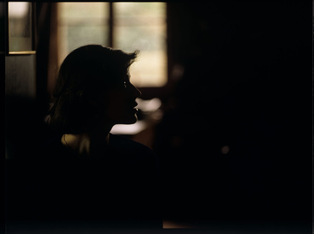 Główna bohaterka filmu Valentine (Irène Jacob) w mieszkaniu emerytowanego sędziego Josepha Kerna.