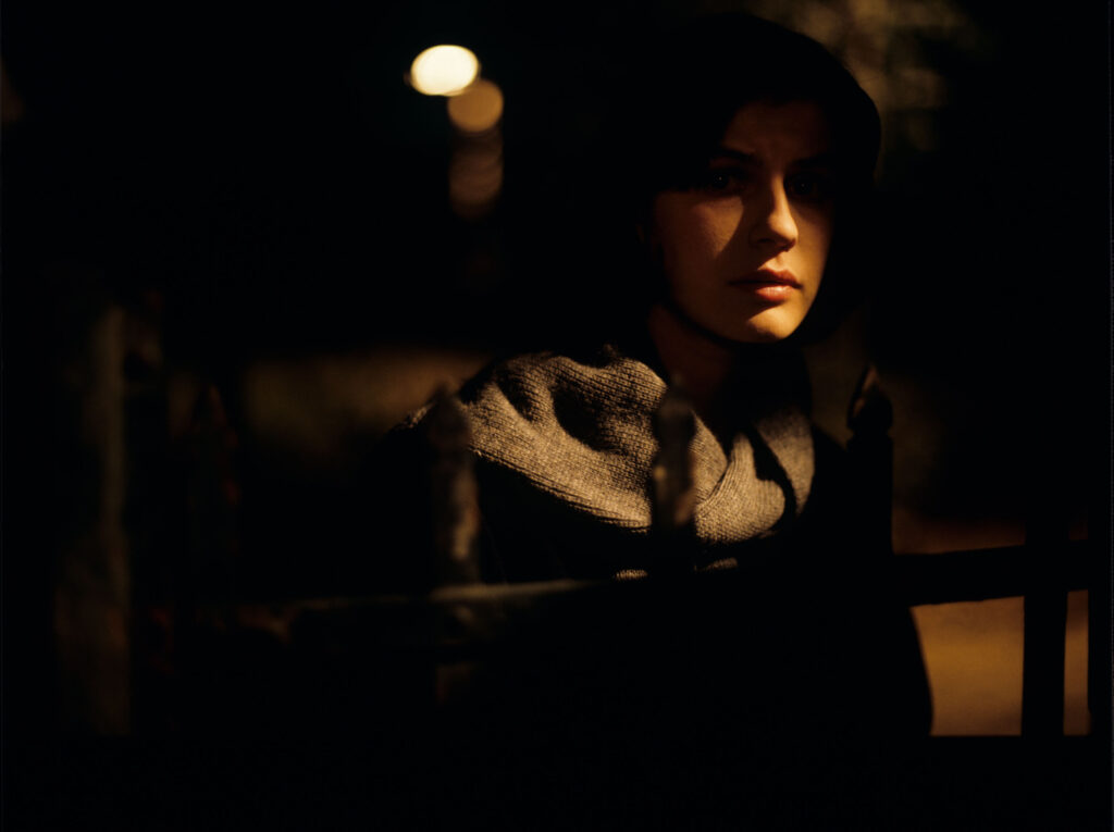 Główna bohaterka filmu Valentine (Irène Jacob) w mieszkaniu emerytowanego sędziego Josepha Kerna.