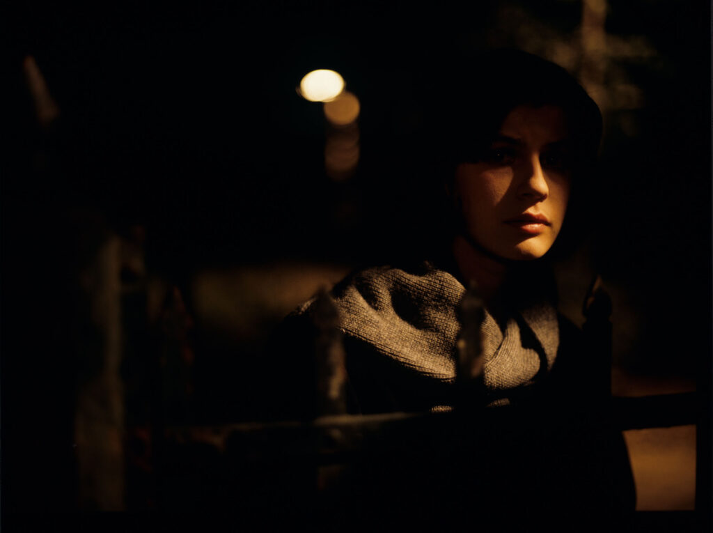 Główna bohaterka filmu Valentine (Irène Jacob) w mieszkaniu emerytowanego sędziego Josepha Kerna.