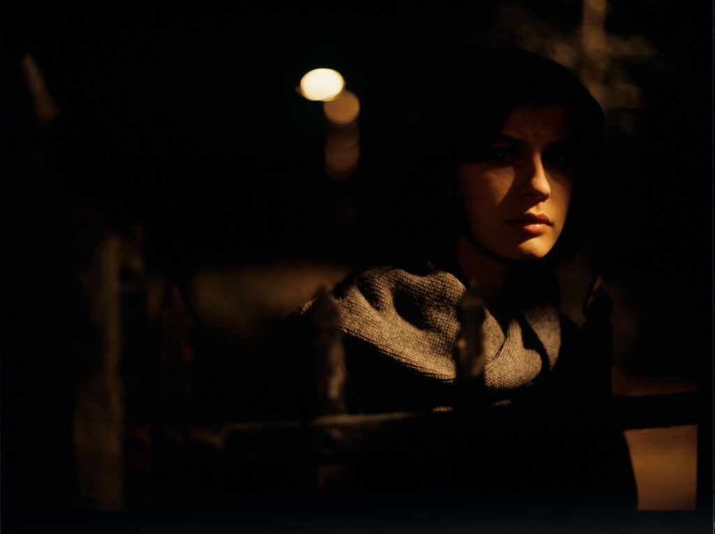 Główna bohaterka filmu Valentine (Irène Jacob) w mieszkaniu emerytowanego sędziego Josepha Kerna.