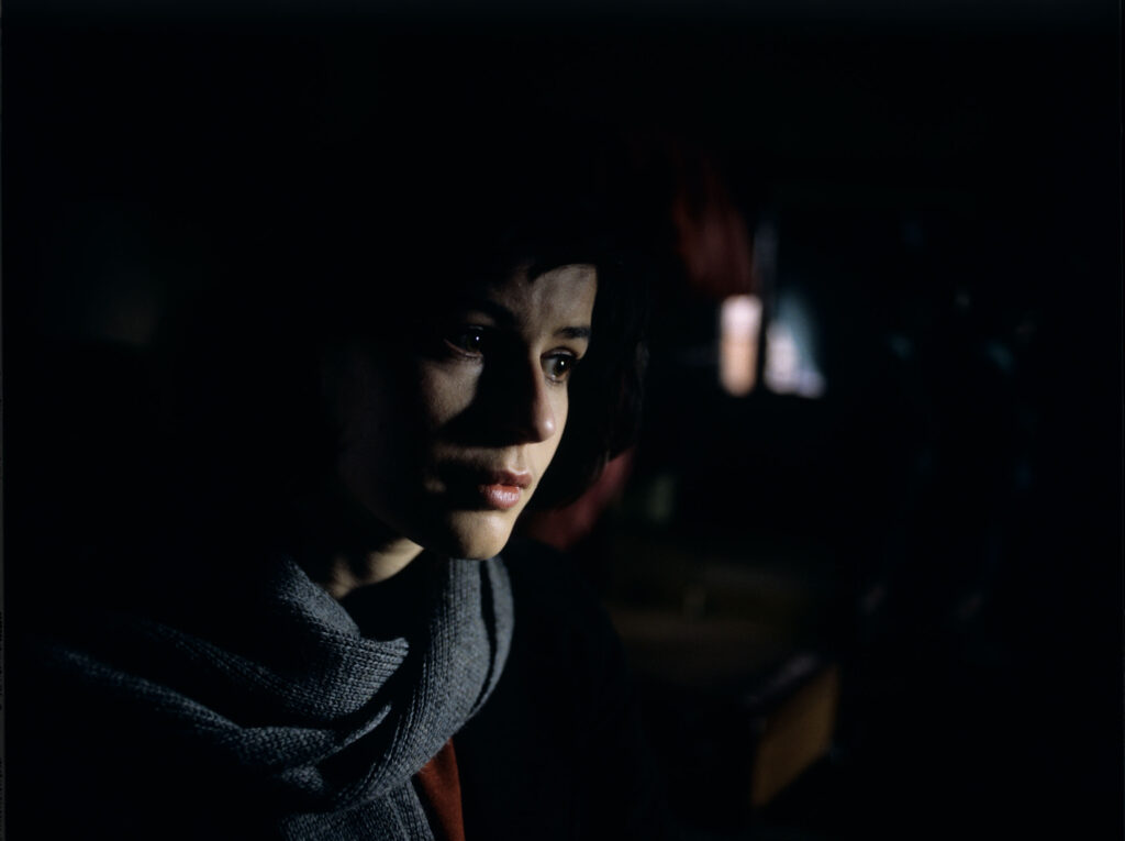 Główna bohaterka filmu Valentine (Irène Jacob) w mieszkaniu emerytowanego sędziego Josepha Kerna.