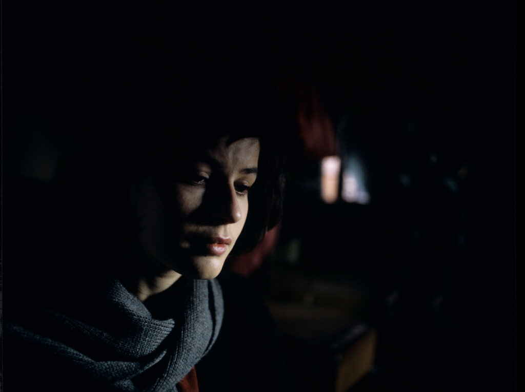 Główna bohaterka filmu Valentine (Irène Jacob) w mieszkaniu emerytowanego sędziego Josepha Kerna.