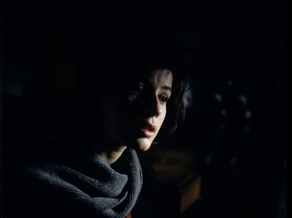 Główna bohaterka filmu Valentine (Irène Jacob) w mieszkaniu emerytowanego sędziego Josepha Kerna.