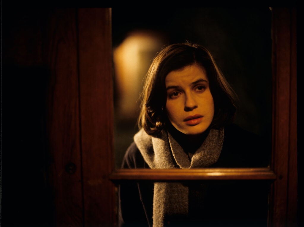 Główna bohaterka filmu Valentine (Irène Jacob) w mieszkaniu emerytowanego sędziego Josepha Kerna.