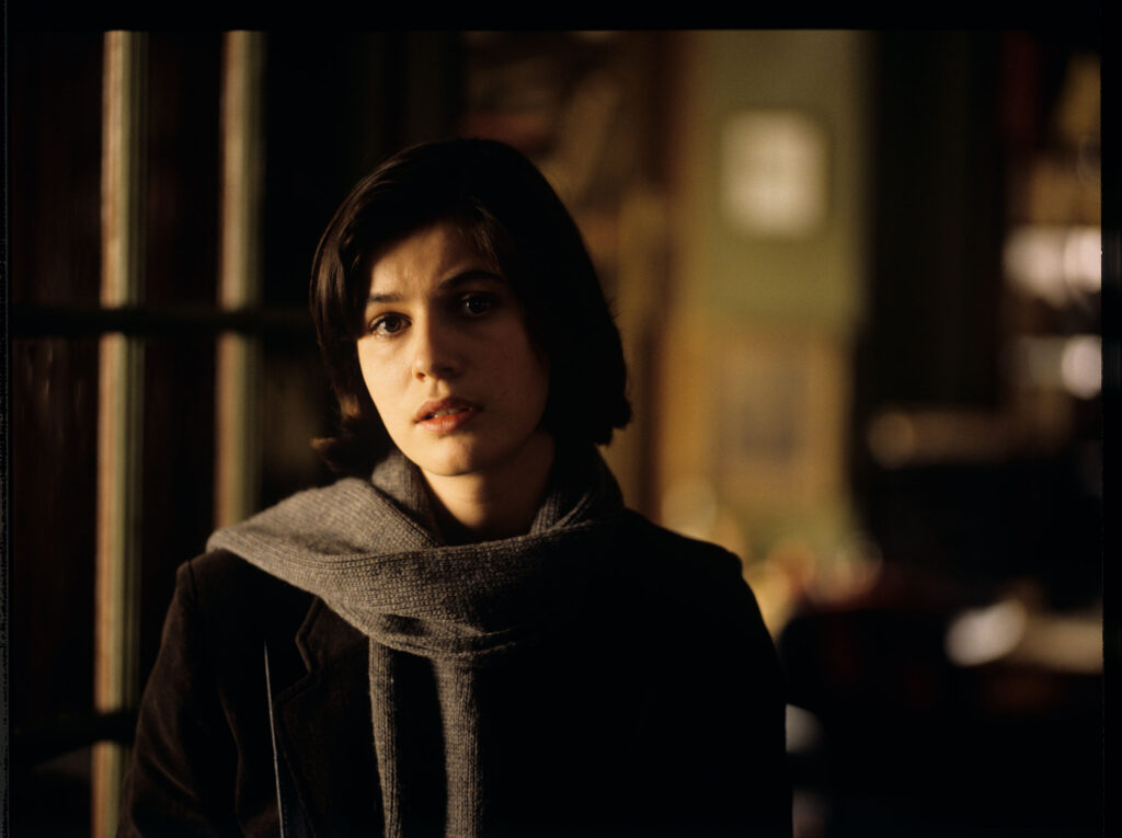Główna bohaterka filmu Valentine (Irène Jacob) w mieszkaniu emerytowanego sędziego Josepha Kerna.