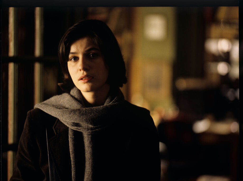 Główna bohaterka filmu Valentine (Irène Jacob) w mieszkaniu emerytowanego sędziego Josepha Kerna.