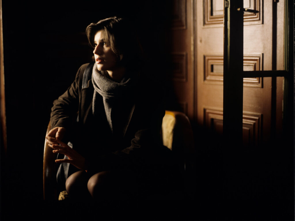 Główna bohaterka filmu Valentine (Irène Jacob) w mieszkaniu emerytowanego sędziego Josepha Kerna.