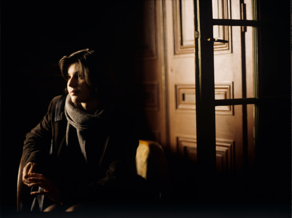 Główna bohaterka filmu Valentine (Irène Jacob) w mieszkaniu emerytowanego sędziego Josepha Kerna.