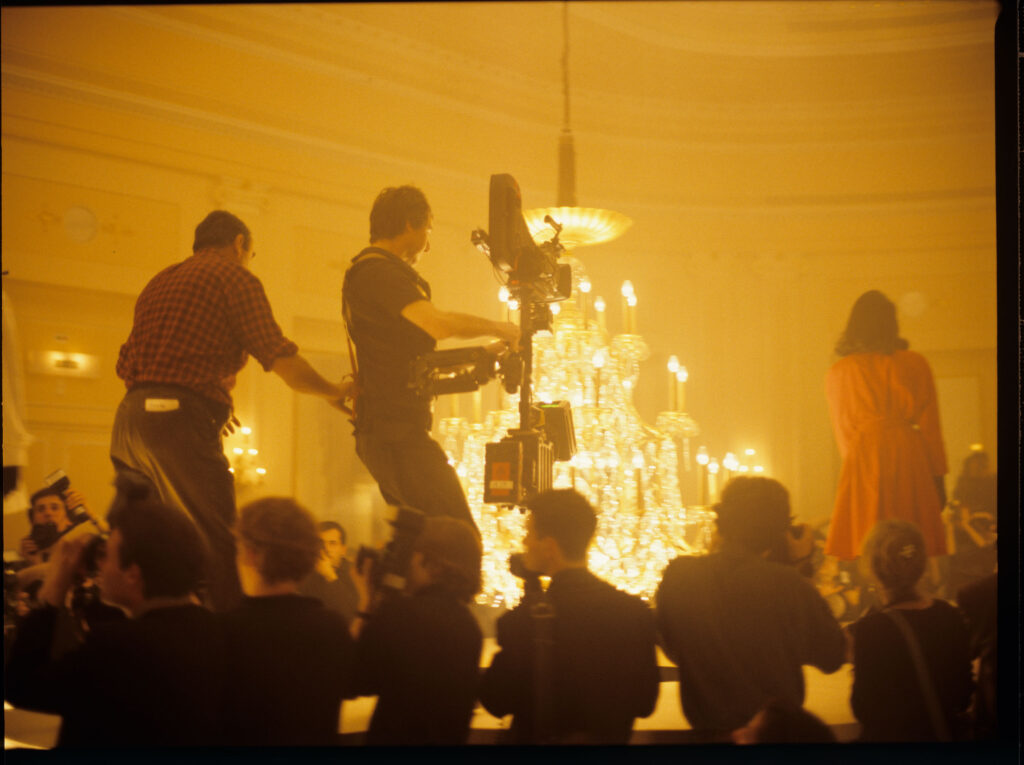 Kręcenie sceny pokazu mody w teatrze.