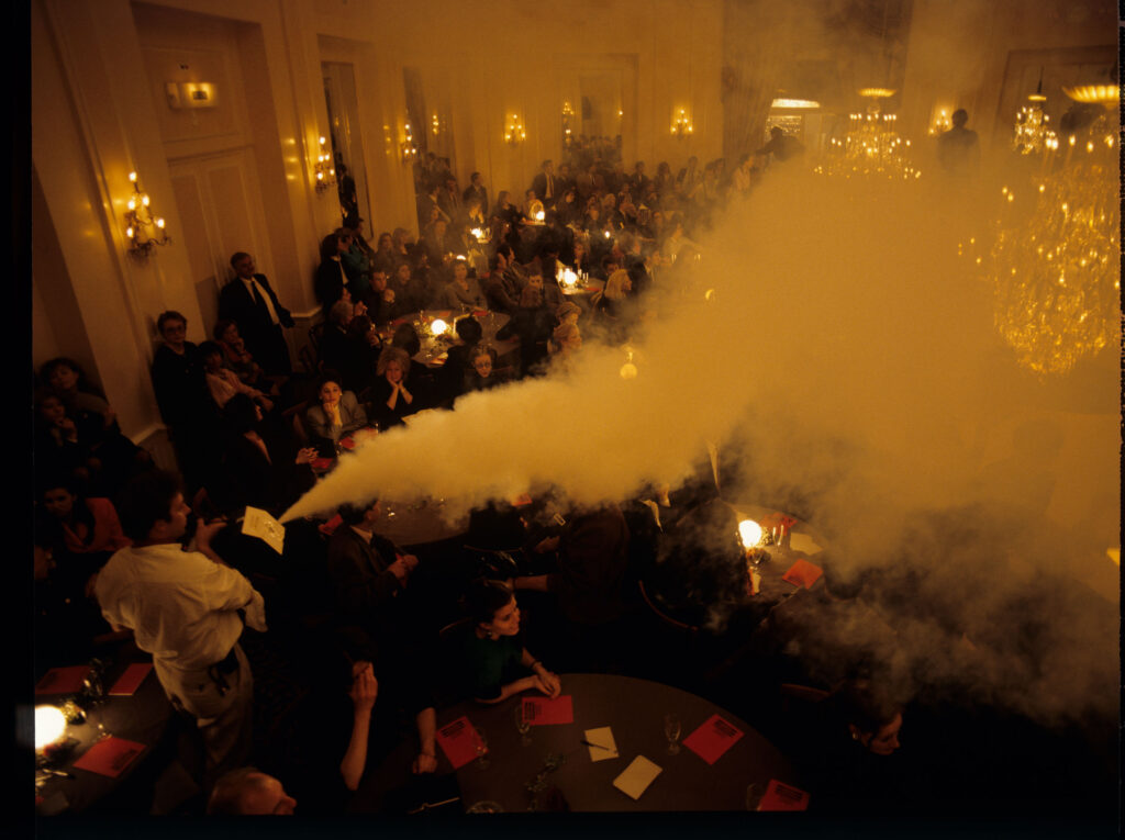 Kręcenie sceny pokazu mody w teatrze.