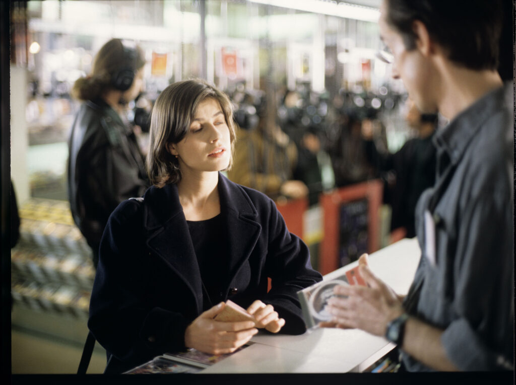 Valentine (Irène Jacob) podczas zakupów w salonie muzycznym.