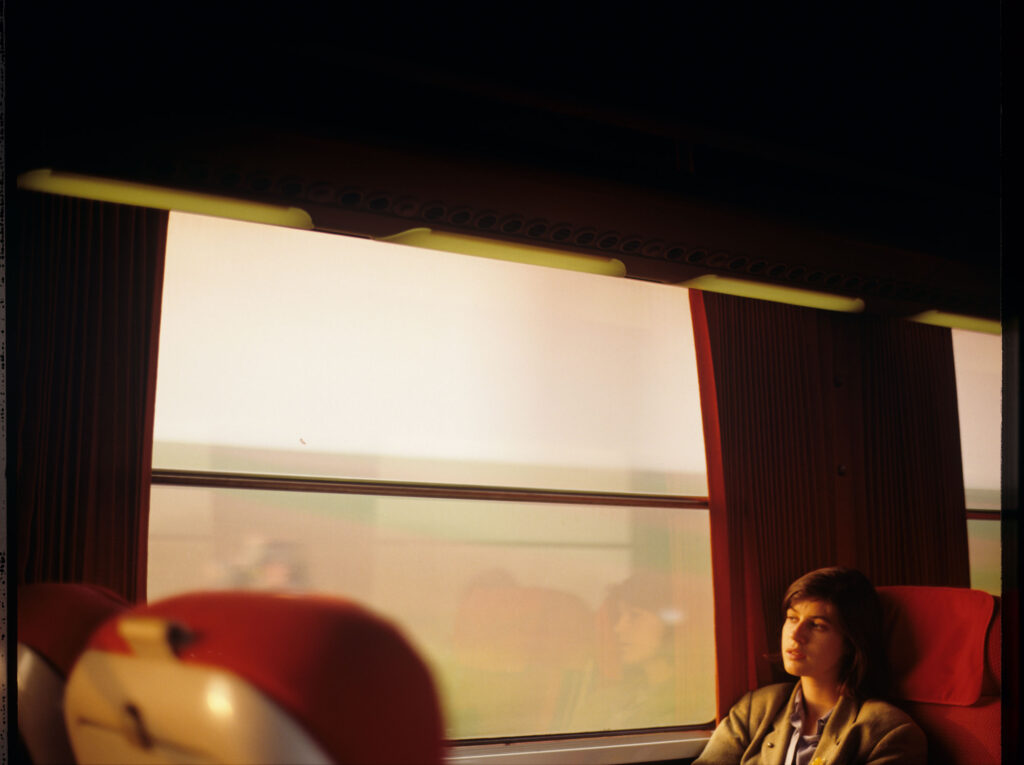 Valentine (Irène Jacob) podczas podróży pociągiem. Scena nie weszła do filmu.