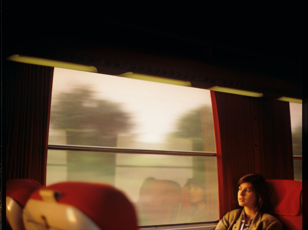 Valentine (Irène Jacob) podczas podróży pociągiem. Scena nie weszła do filmu.