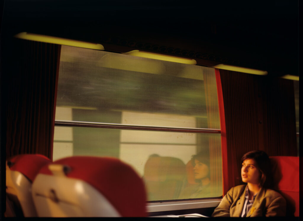 Valentine (Irène Jacob) podczas podróży pociągiem. Scena nie weszła do filmu.