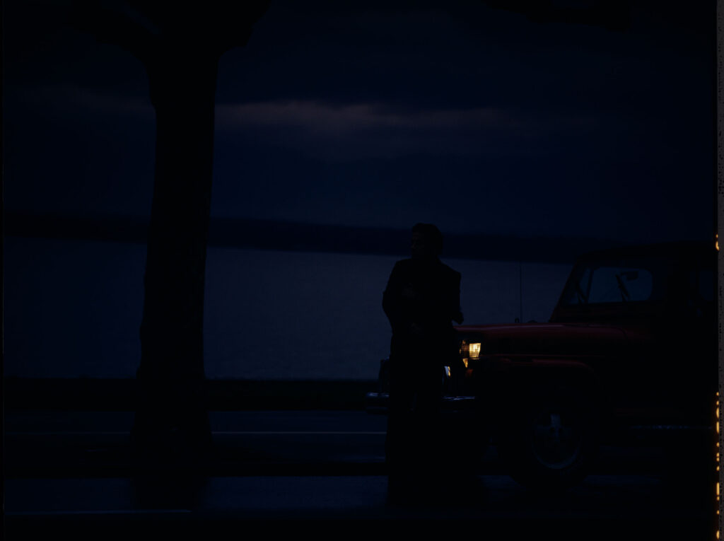 Valentine (Irène Jacob) podczas podróży pociągiem. Scena nie weszła do filmu.