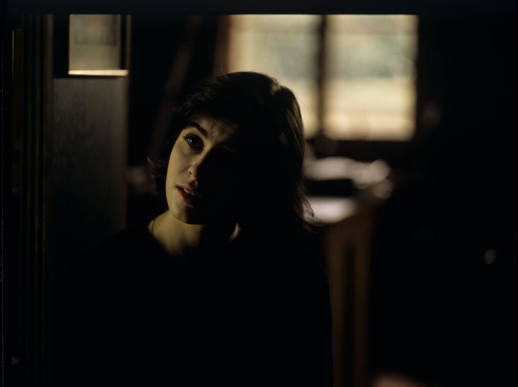 Auguste (Jean-Pierre Lorit) przy samochodzie.