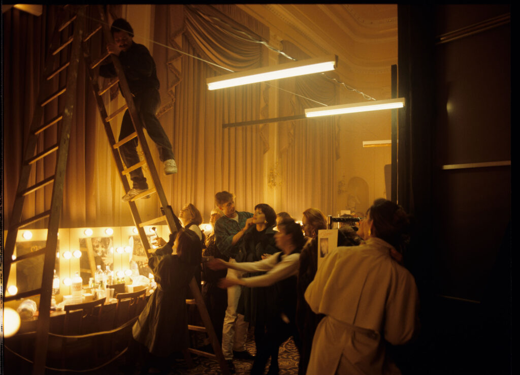 Kręcenie sceny pokazu mody w teatrze.