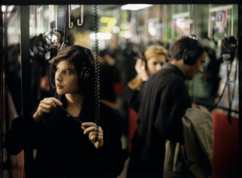 Valentine (Irène Jacob) w sklepie muzycznym słucha płyty holenderskiego kompozytora Van den Budenmayera (Zbigniew Preisner).