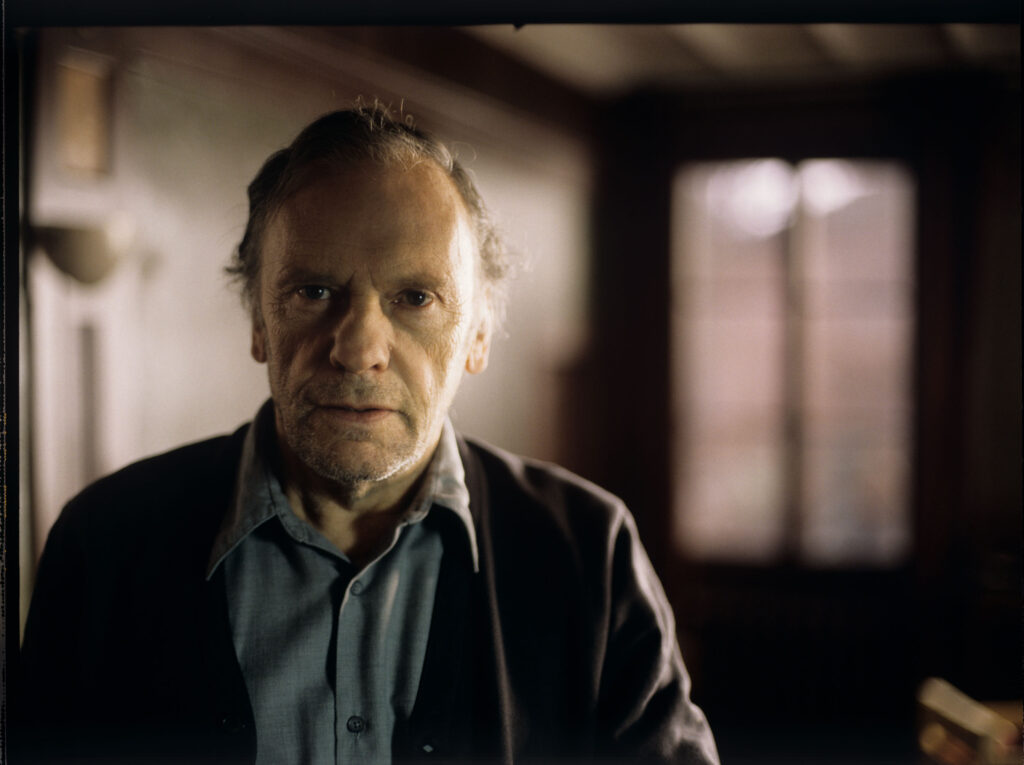 Emerytowany sędzia Joseph Kern (Jean-Louis Trintignant) w swoim mieszkaniu.